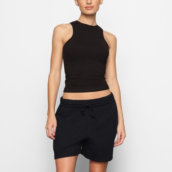 NWT SKIMS BOYFRIEND FLEECE SHORT IN ONYX - Picture 2 of 7